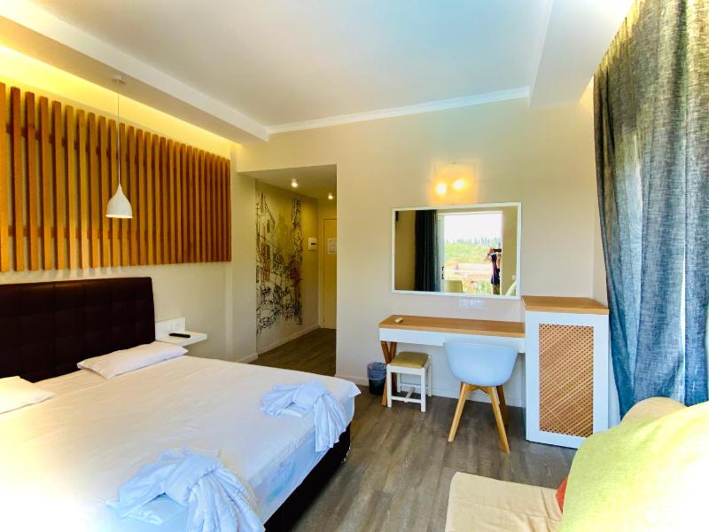 Double or Twin Room with Garden View image 3