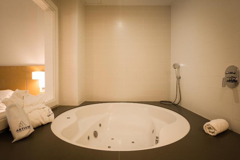 Deluxe Double Room with Hot Tub image 4