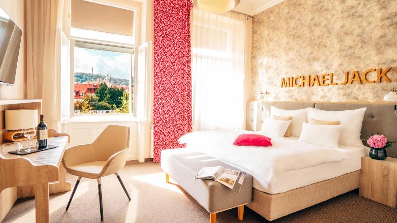 Deluxe Double Room image 3