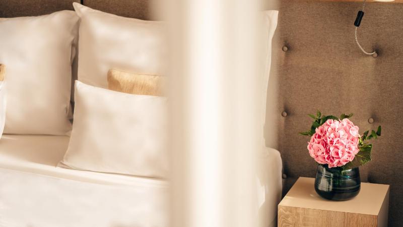 Deluxe Double or Twin Room with Prague Castle View image 2