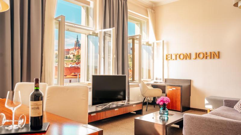 Junior Suite with Prague Castle View image 2