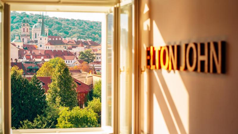 Junior Suite with Prague Castle View image 3