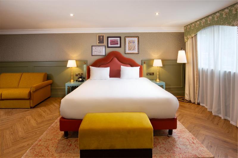 George Walton Junior King Suite image 1