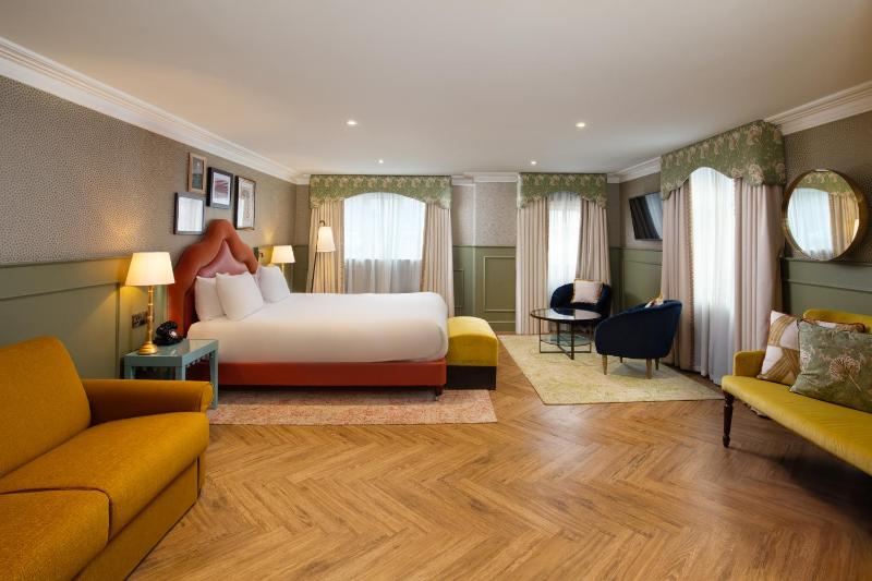 George Walton Junior King Suite image 3
