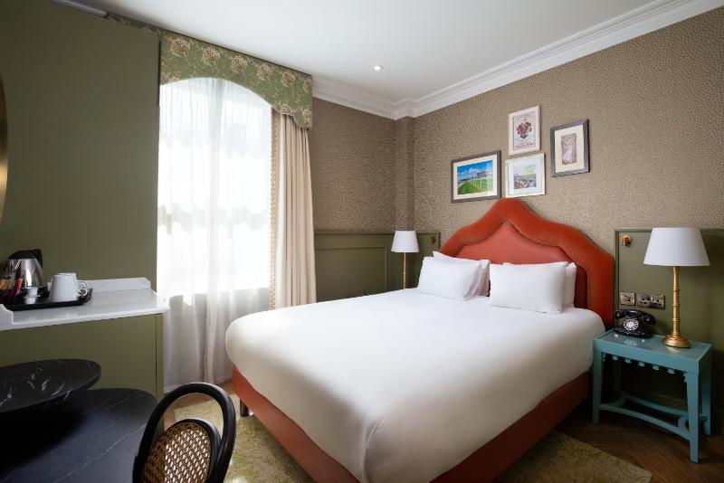 George Walton Queen Room image 1