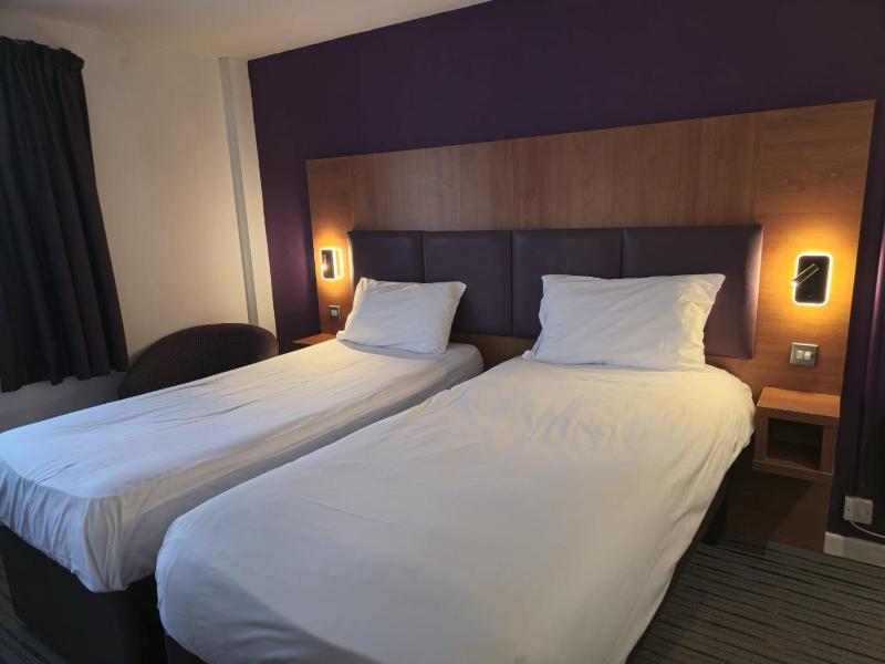 Standard Twin Room image 2