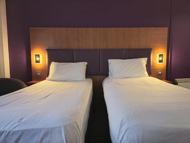 Standard Twin Room image 1