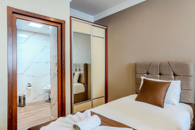 Twin Room image 3