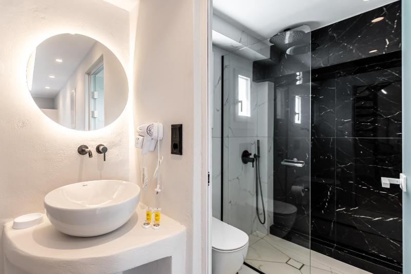 Two-Bedroom Deluxe Apartment image 4