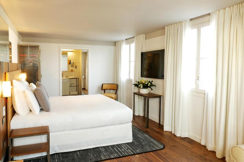 Deluxe Suite with One King Bed and Terrace image 2