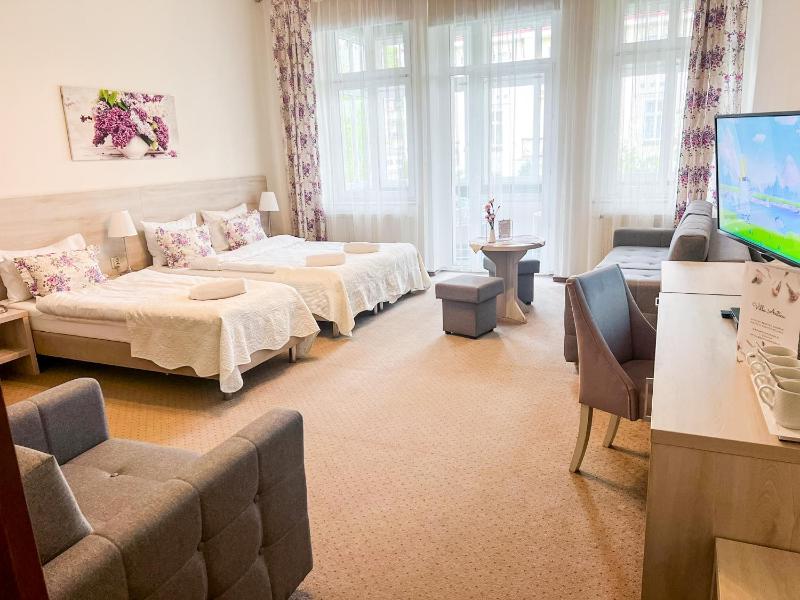 Quadruple Room with Bathroom image 2