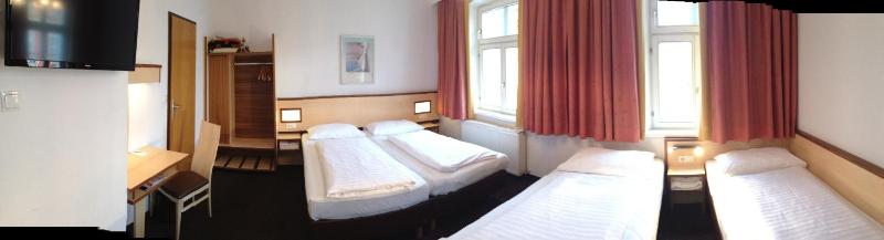 Economy Quadruple Room image 4