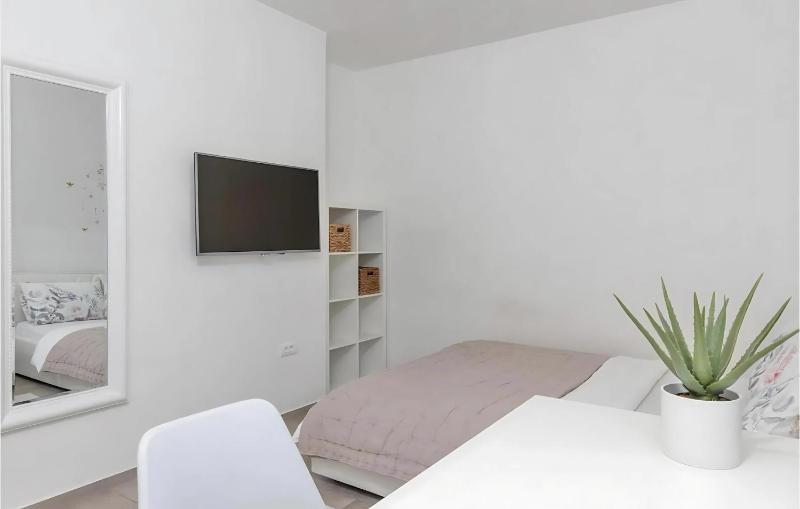 Apartment with Pool View  image 1