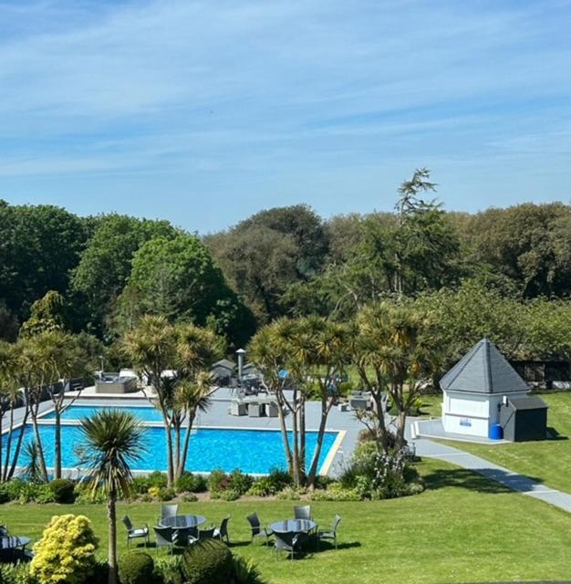 Double Room with Pool View image 2