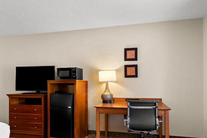 Upgraded Business Room with Two Queen Beds - Non-Smoking image 3