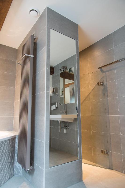 Deluxe Double Room with Bath and Shower image 2