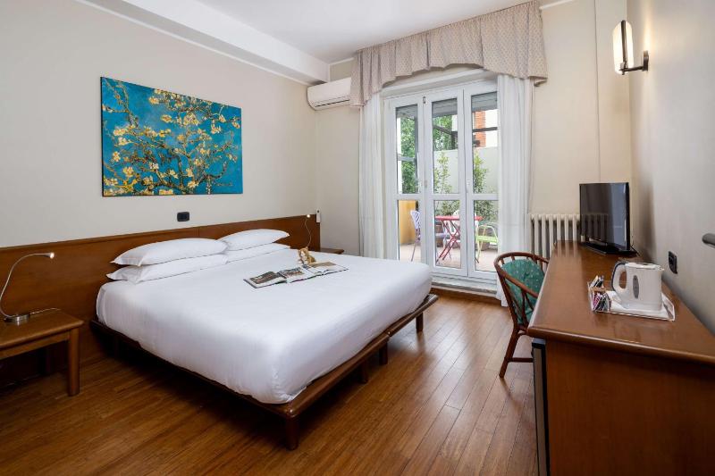 Quadruple Room with Queen Bed image 1