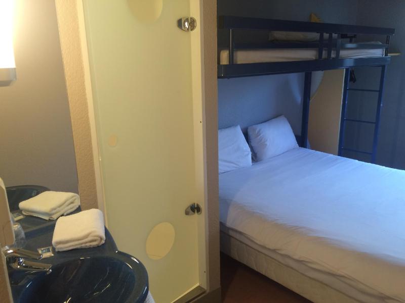 Standard Triple Room image 4