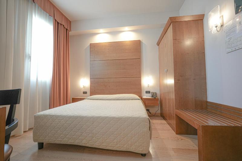 Single Room image 3