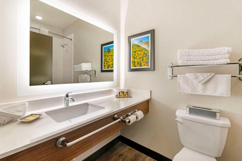 Queen Room with Two Queen Beds - Non-Smoking image 2