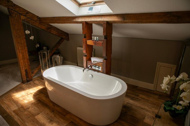 Penthouse Honeymoon Suite image 3