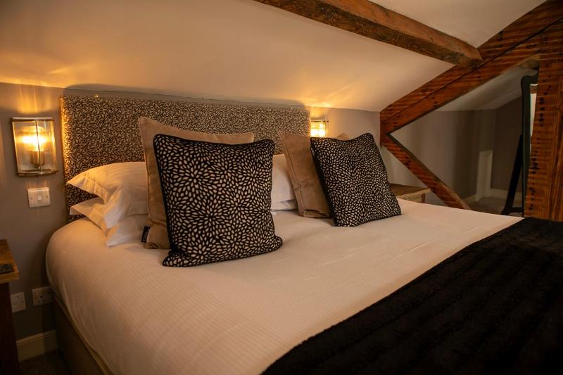 Penthouse Honeymoon Suite image 4