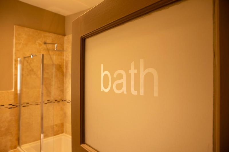 Double Room with Bath and Shower image 3