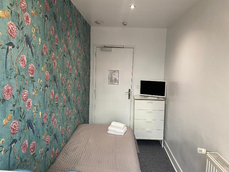 Single Room with Private External Bathroom image 3