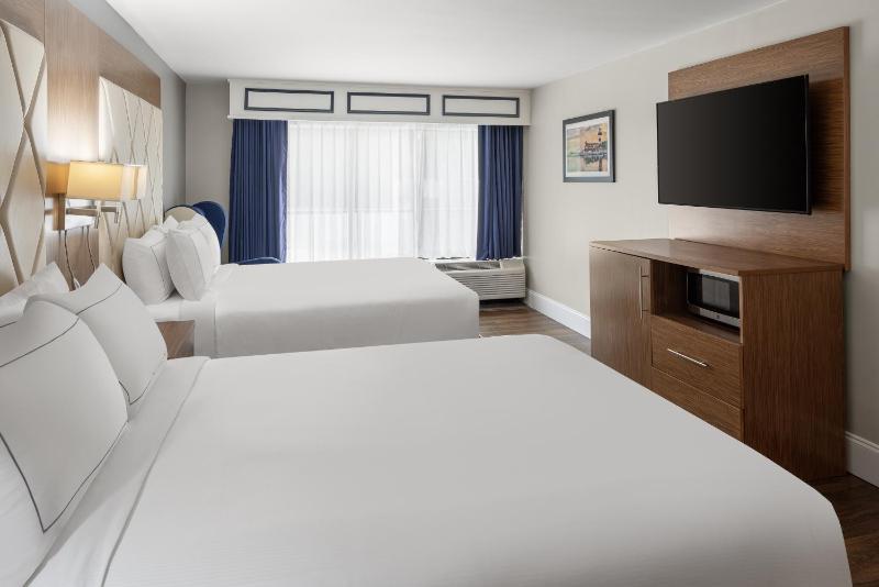 Queen Room with Two Queen Beds image 4