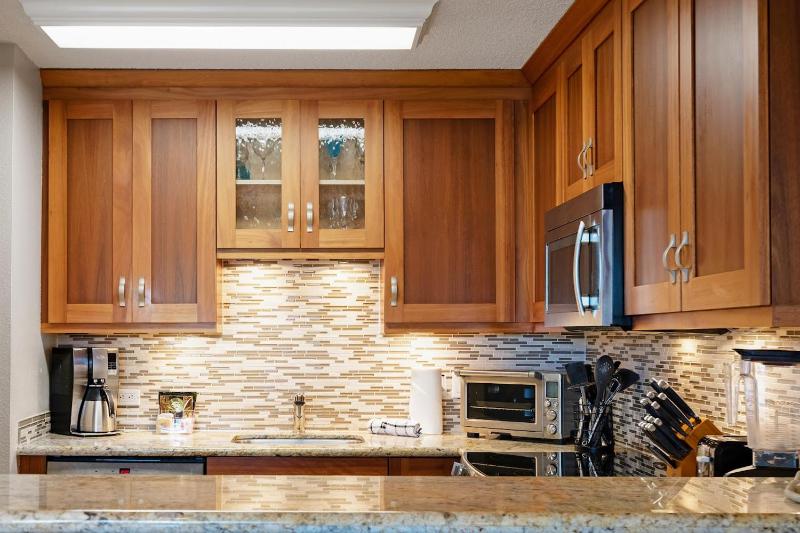Gorgeous Luxury Ocean View 1 Bedroom Kamaole Sands 10-304 - image 5