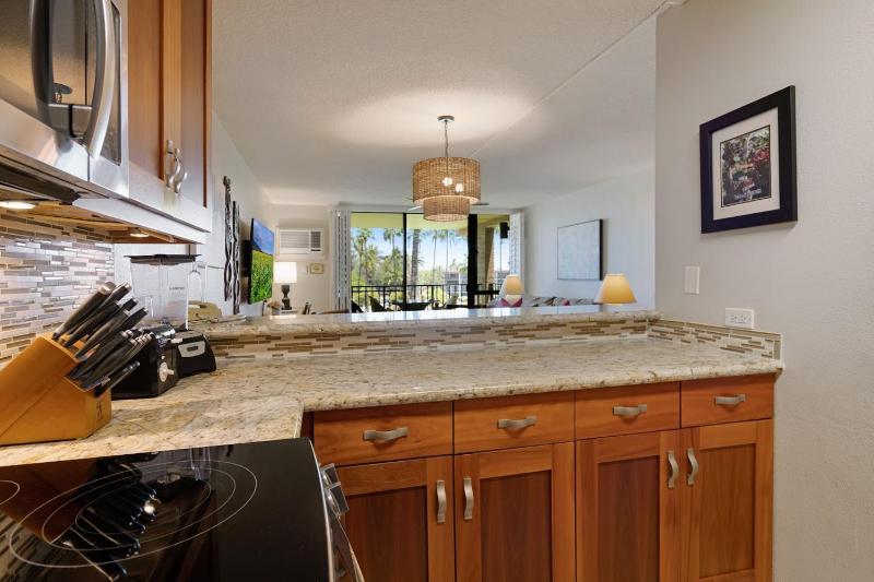 Gorgeous Luxury Ocean View 1 Bedroom Kamaole Sands 10-304 - image 13