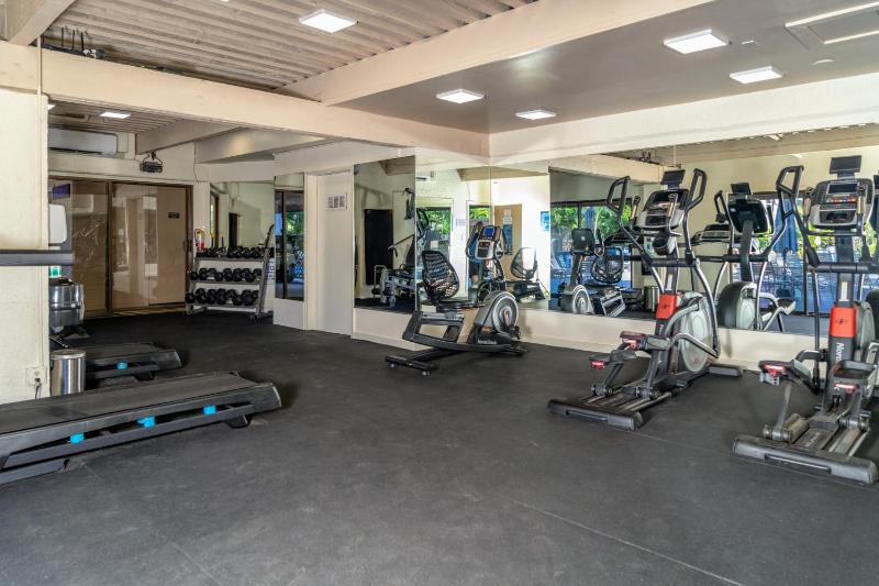 Gorgeous Luxury Ocean View 1 Bedroom Kamaole Sands 10-304 - image 11