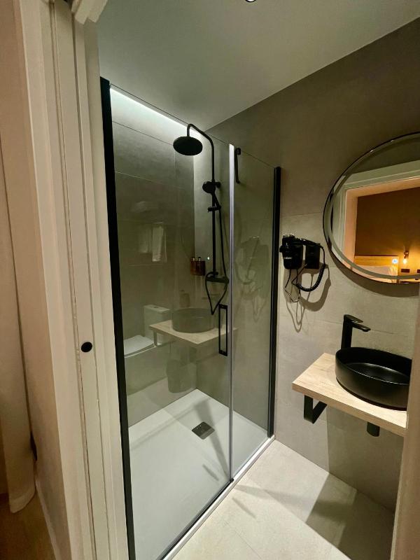 Standard Single Room image 3