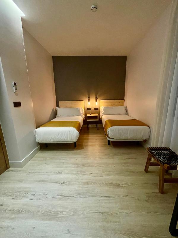 Standard Twin Room image 1