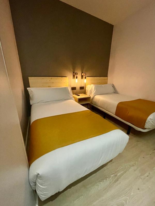 Standard Twin Room image 4