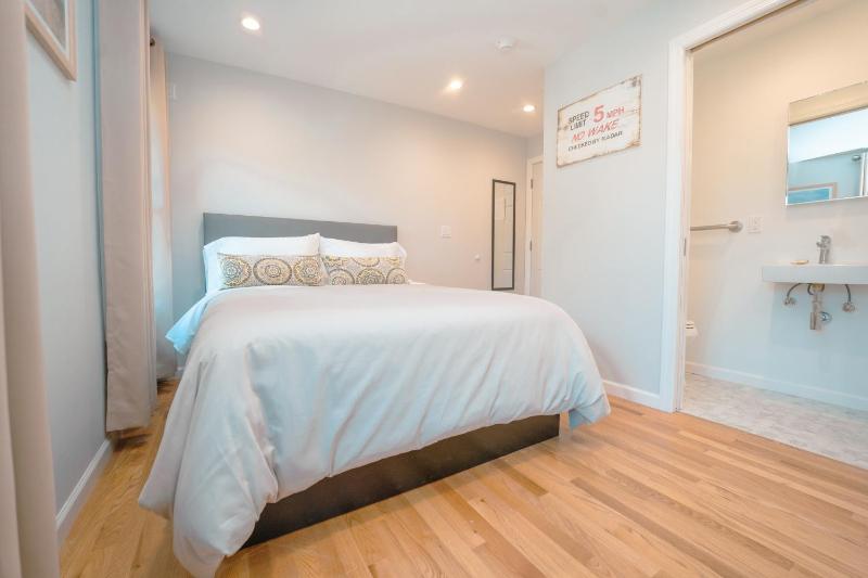 Queen Room image 4