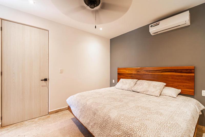 1 BD Suite with Private Balcony Rooftop Pool Gym - image 3