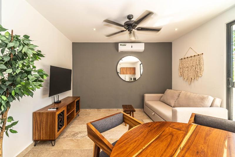 1 BD Suite with Private Balcony Rooftop Pool Gym - image 14