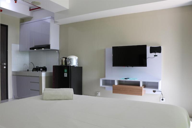 Simply Look Studio Room at Mont Blanc Bekasi Apartment By Travelio - image 20