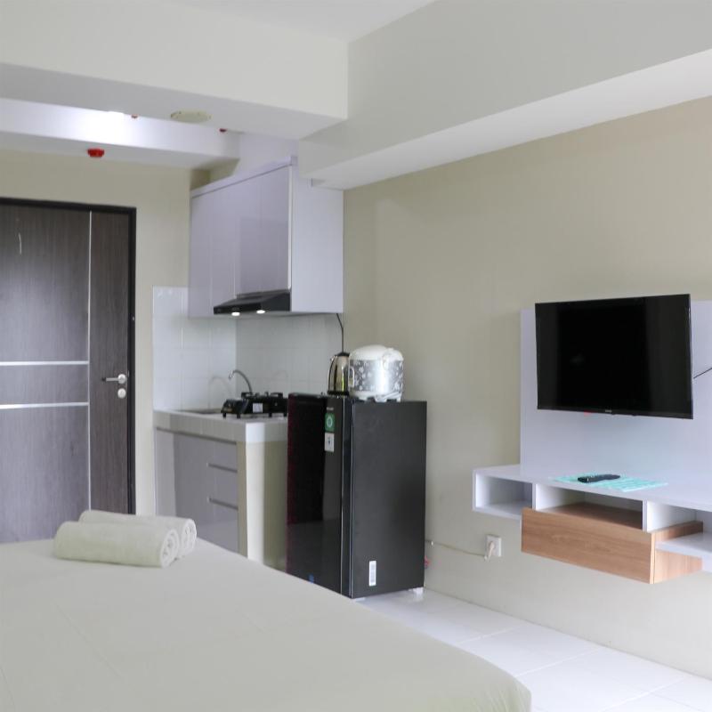 Simply Look Studio Room at Mont Blanc Bekasi Apartment By Travelio - image 11