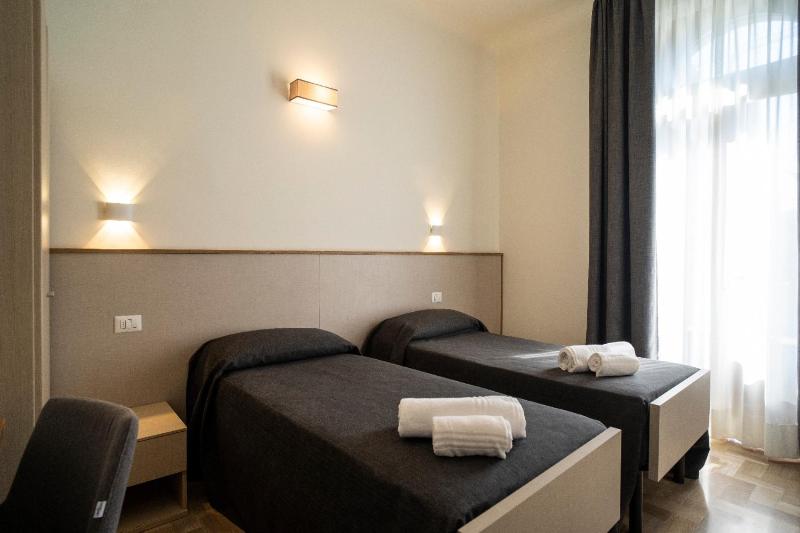 Twin Room image 2