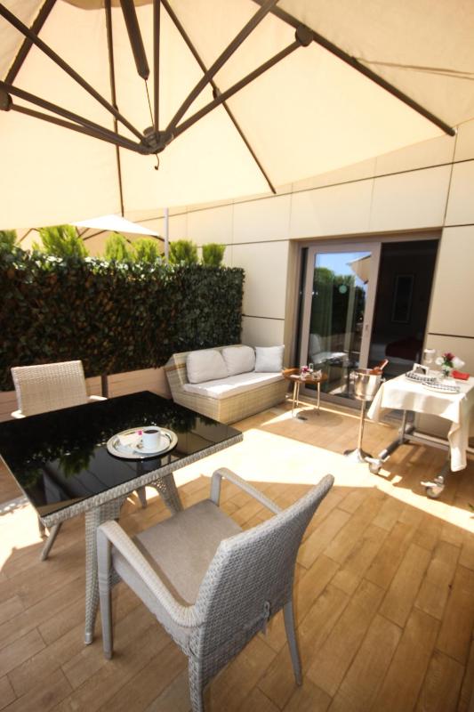 Deluxe Double Room with Balcony and Sea View image 4