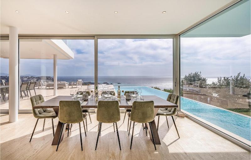 Luxurious Home In Granada - image 8
