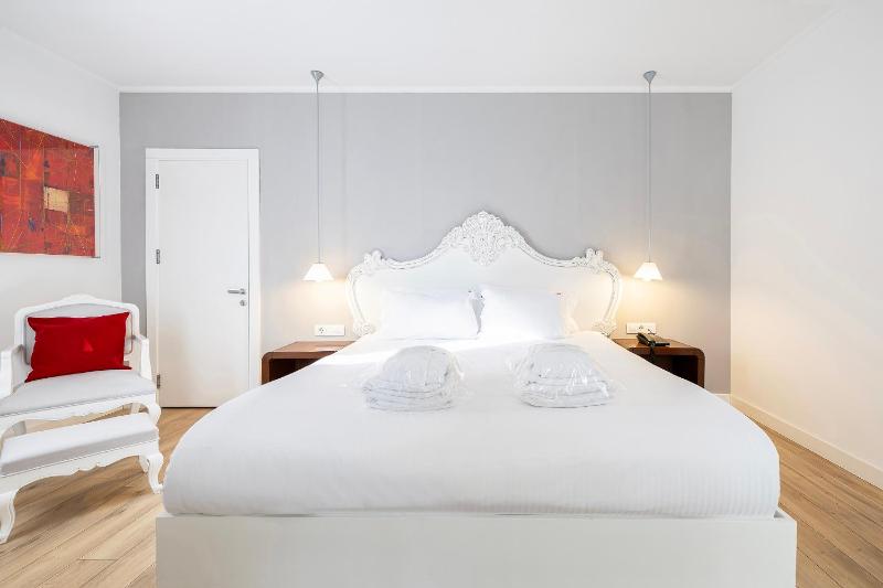 Deluxe Room image 3