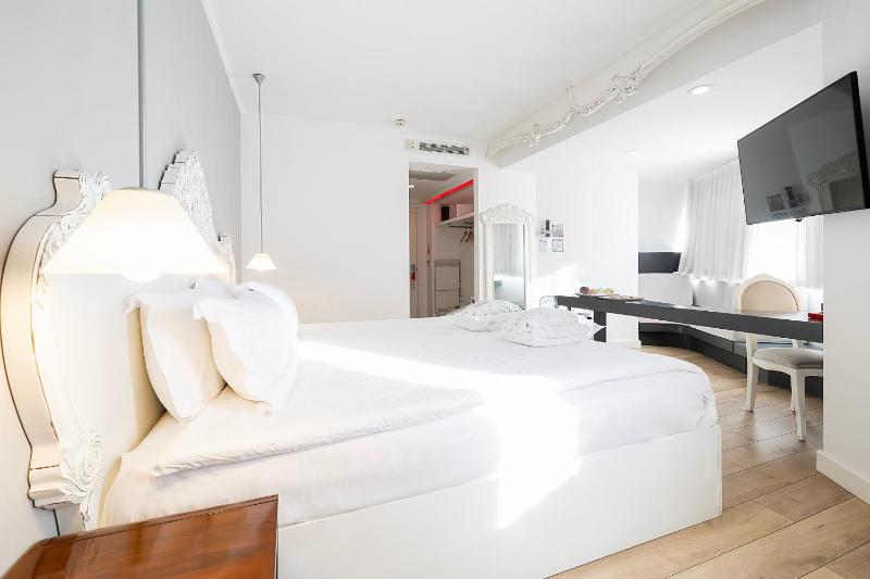 Deluxe Room image 4