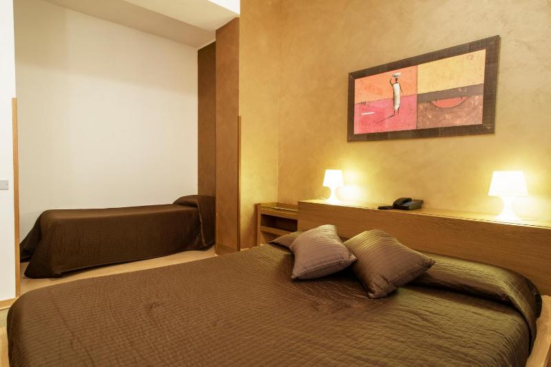 Triple Room with Bathroom image 3