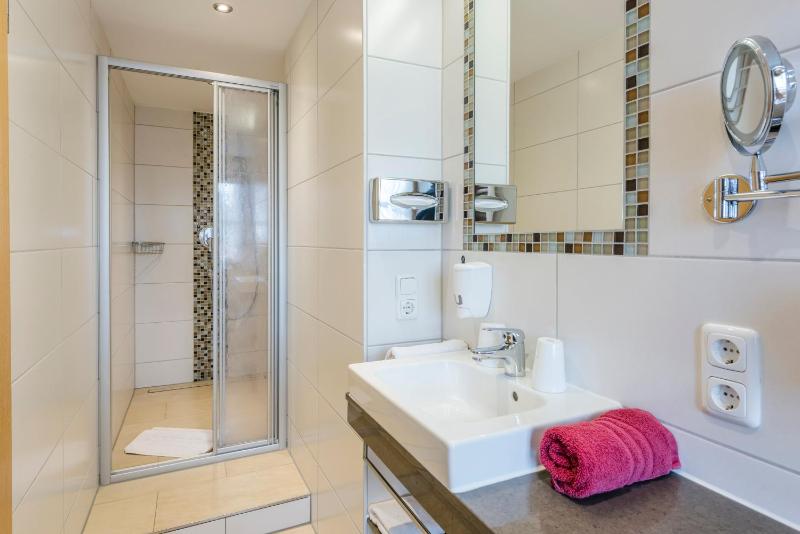 Standard Double Room image 3
