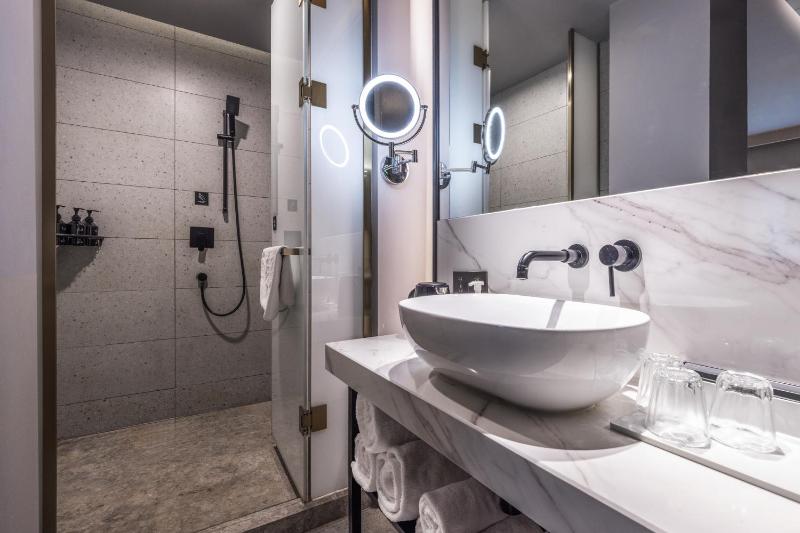 Atour X Hotel The Bund East Nanjing Road - image 2