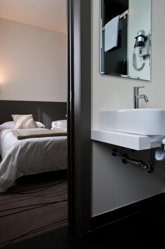 Deluxe Double Room image 3