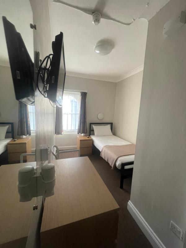 Single Room image 4